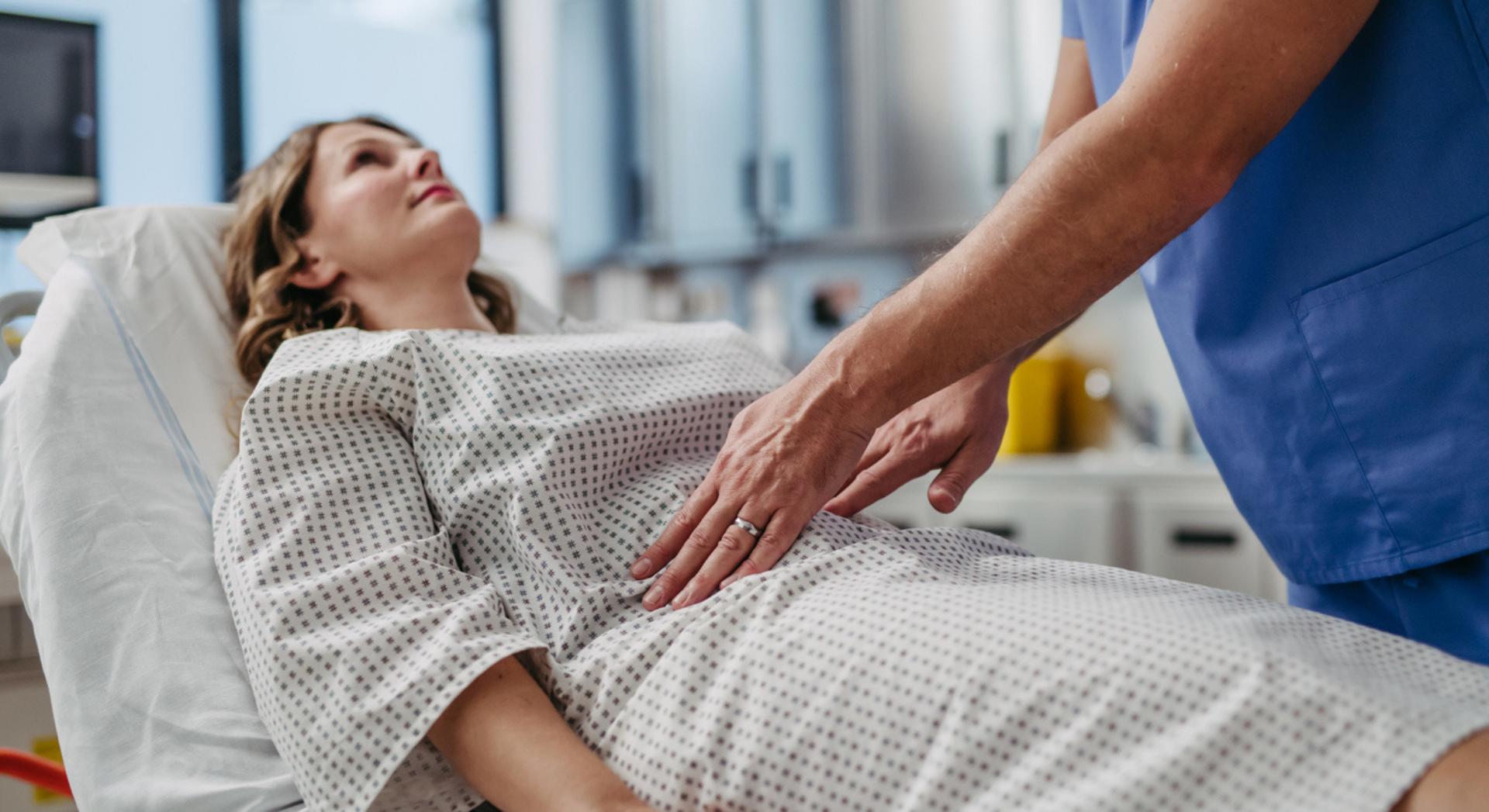 Les chirurgiens pensaient retirer une masse de l’intestin de cette femme : une créature vivante en a soudainement surgi