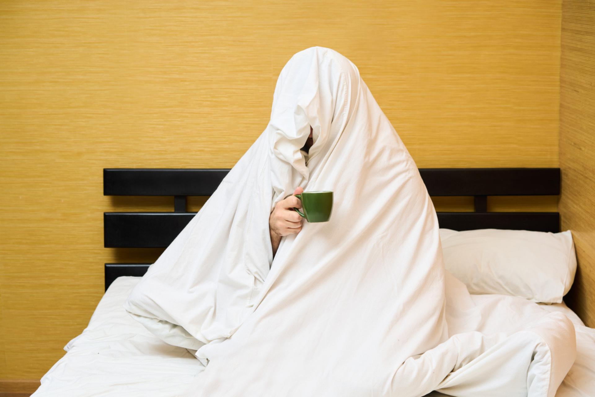 Vous grelottez au lit ? Voici les 4 solutions qui isolent vraiment
