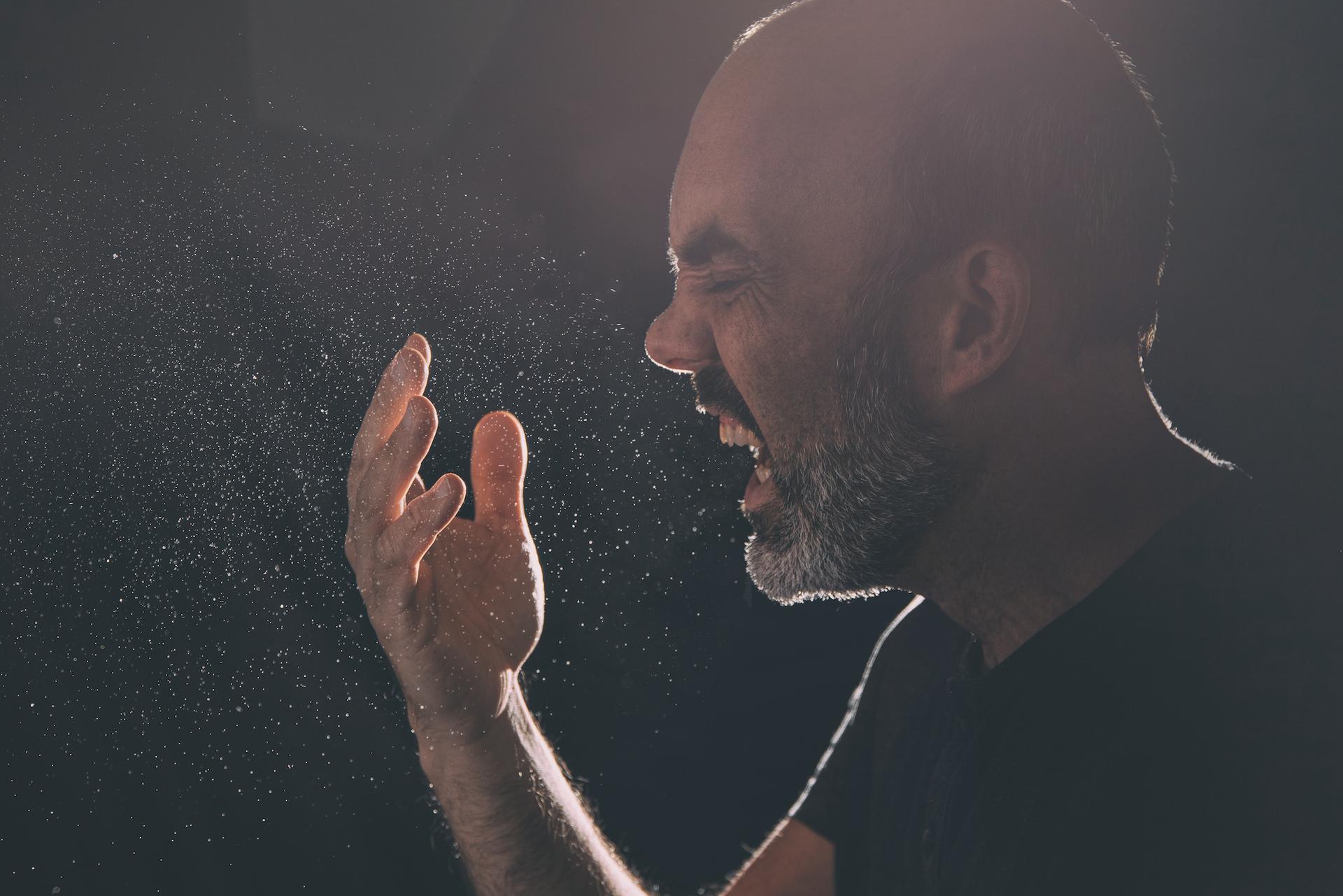 Patient bizarre : il éternue si fort qu’il expulse ses intestins !