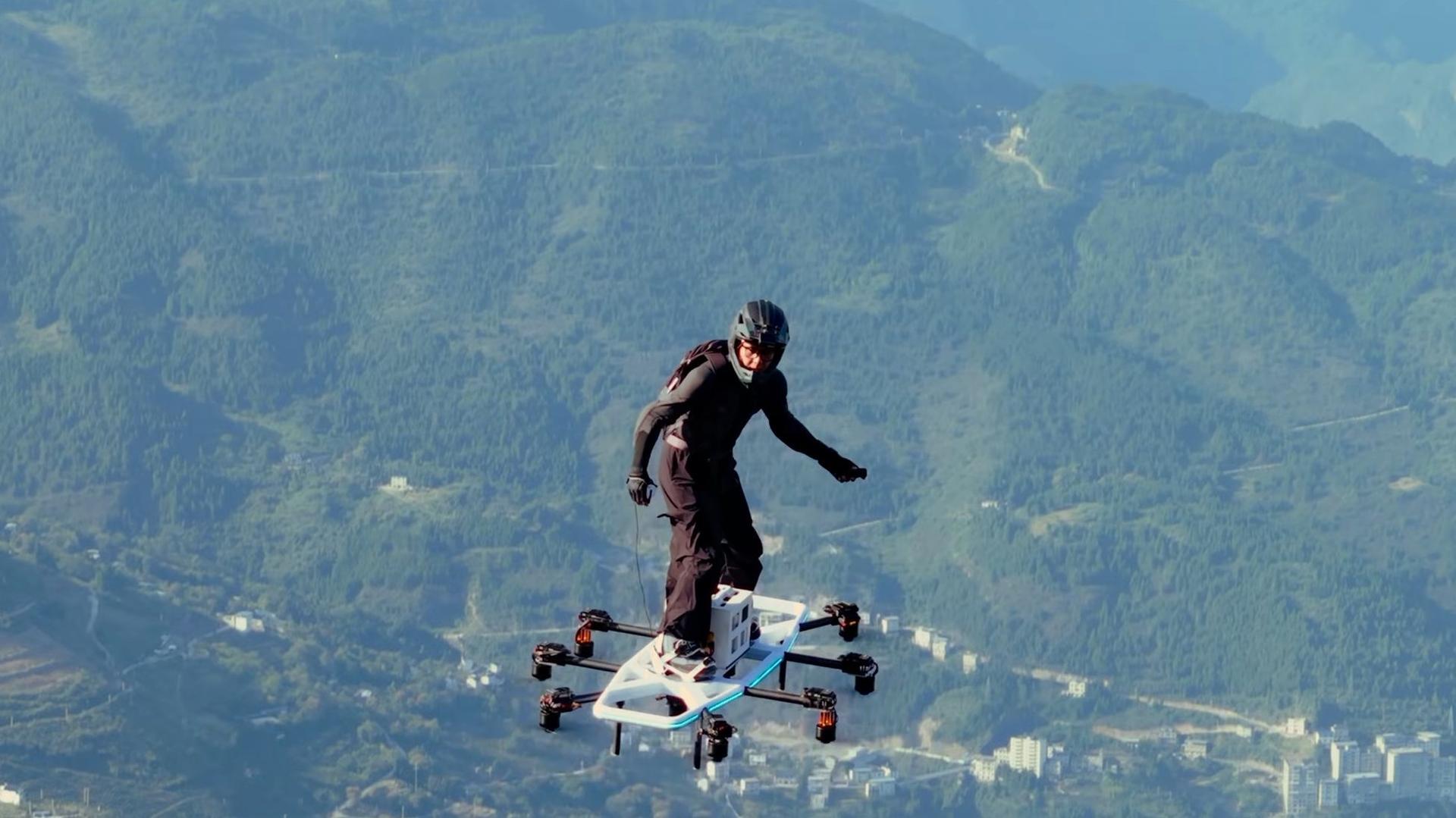 Il a fabriqué le hoverboard volant du Bouffon vert de Marvel : les images sont complètement folles