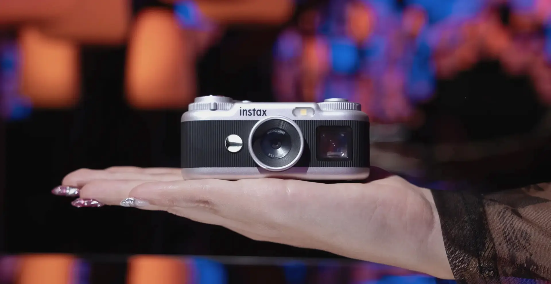 Fujifilm revient avec un drôle d’appareil photo : viseur, molettes et numérique dans un format minuscule
