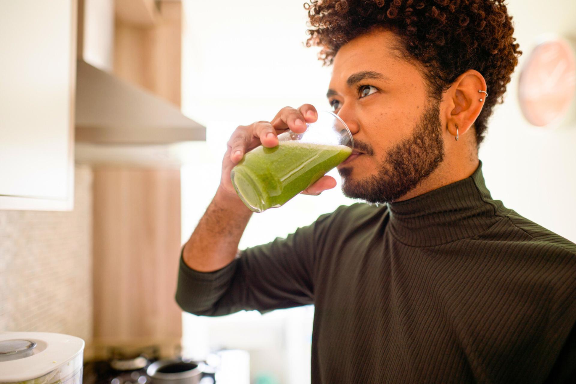 Ce jus brûle la graisse du ventre, calme les fringales et régule la glycémie : les nutritionnistes valident
