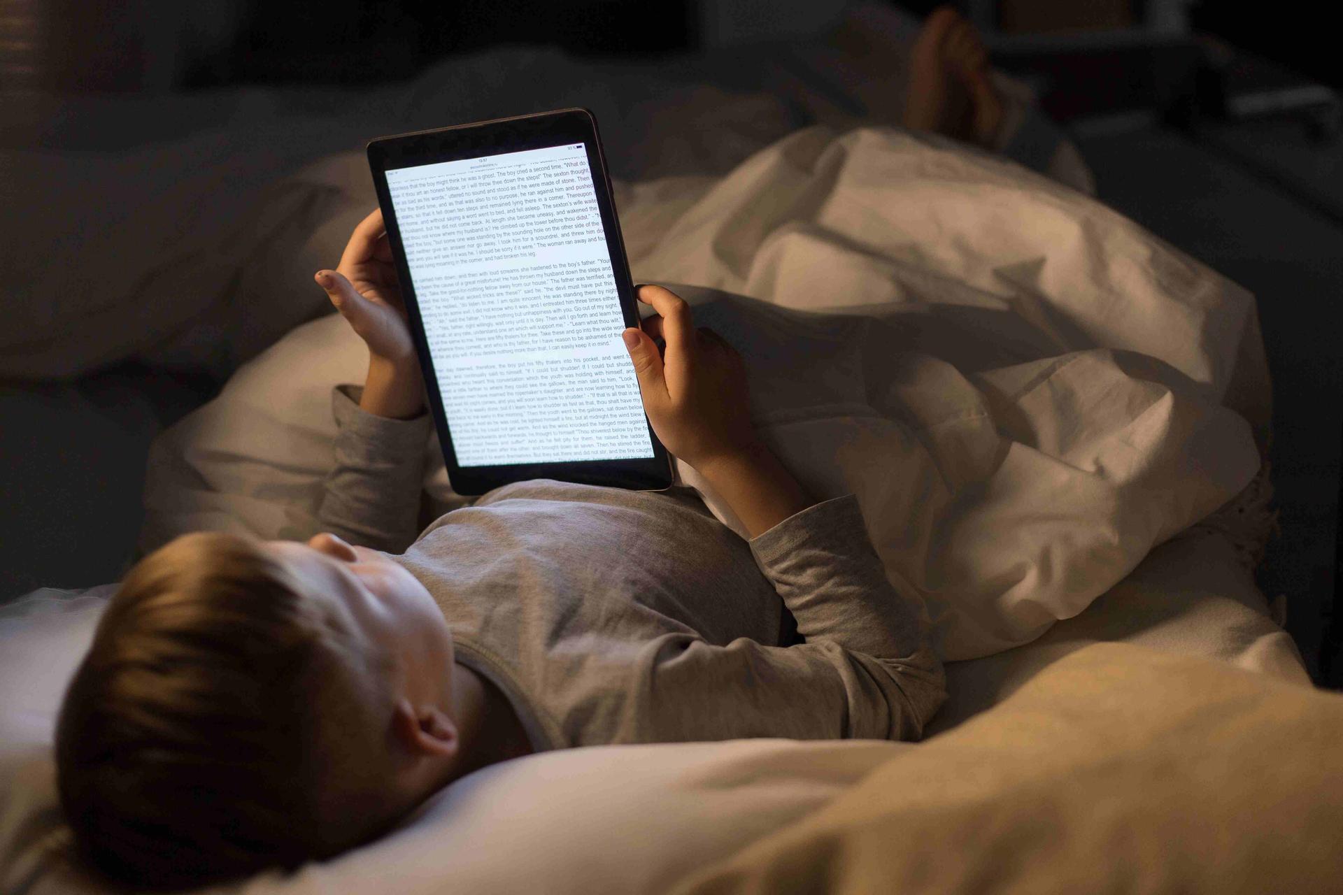 Pourquoi lire un livre sur écran rétroéclairé avant de dormir retarde-t-il l'endormissement même avec un filtre anti-lumière bleue ?