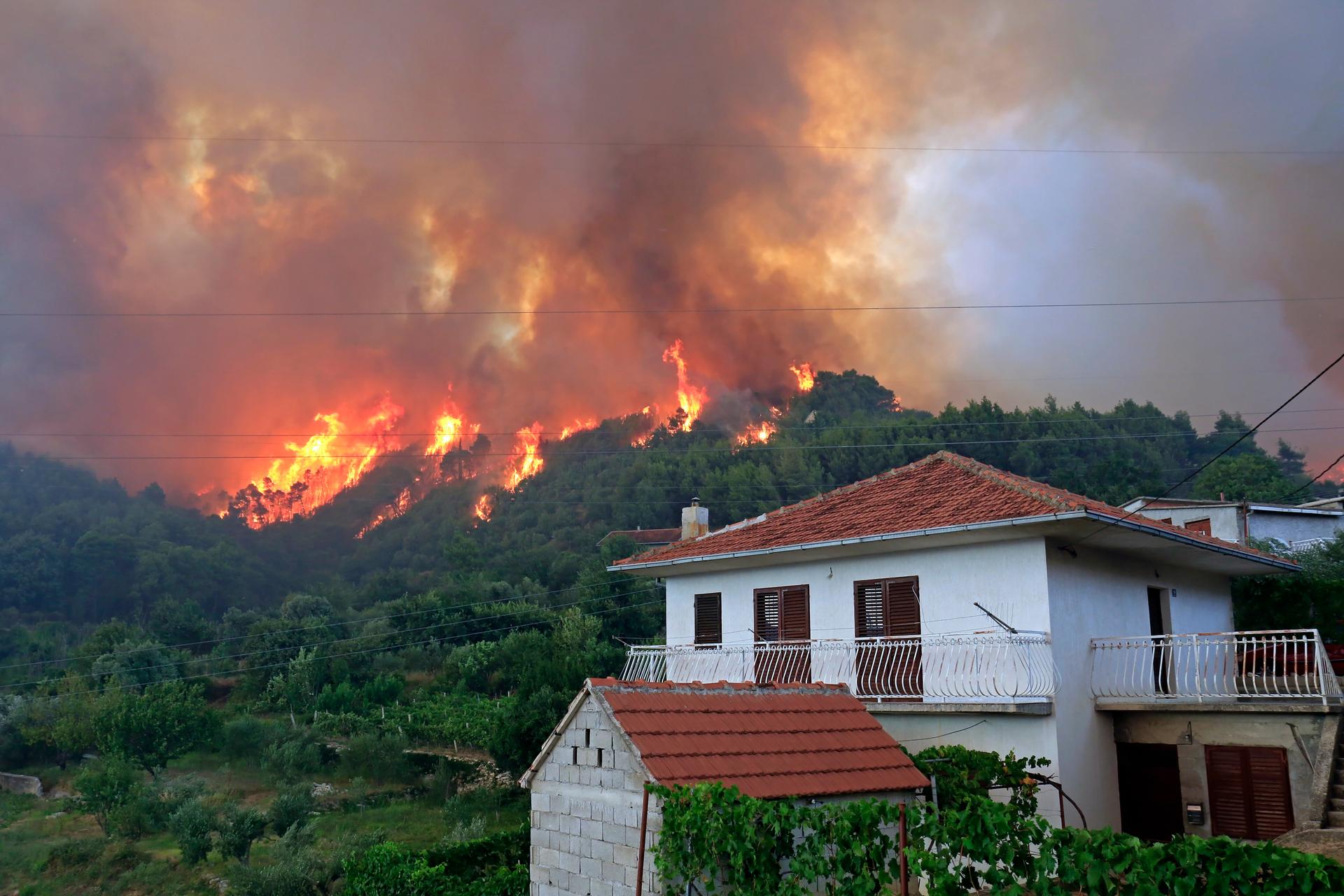 Maison menacée, route coupée : que faire immédiatement si le feu se rapproche de chez vous ?