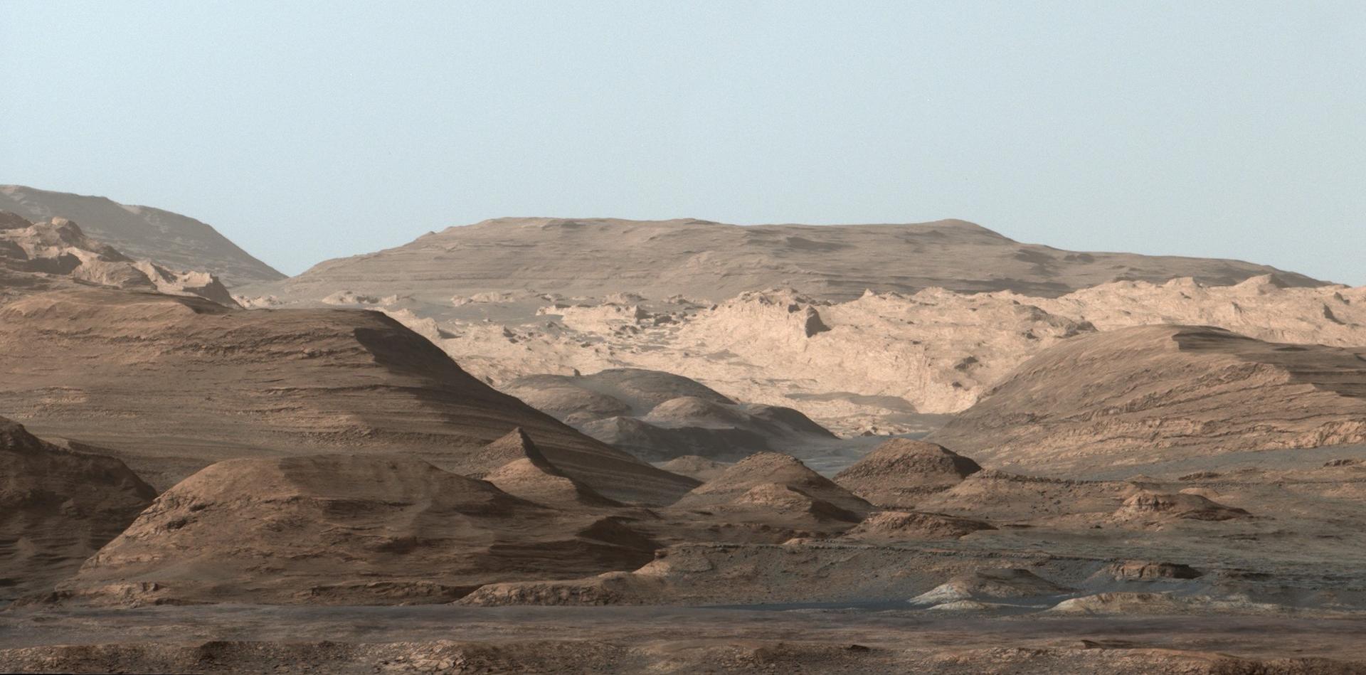 Un rover de la Nasa photographie les premières lueurs du jour sur Mars : ce paysage cache quelque chose d'étrange