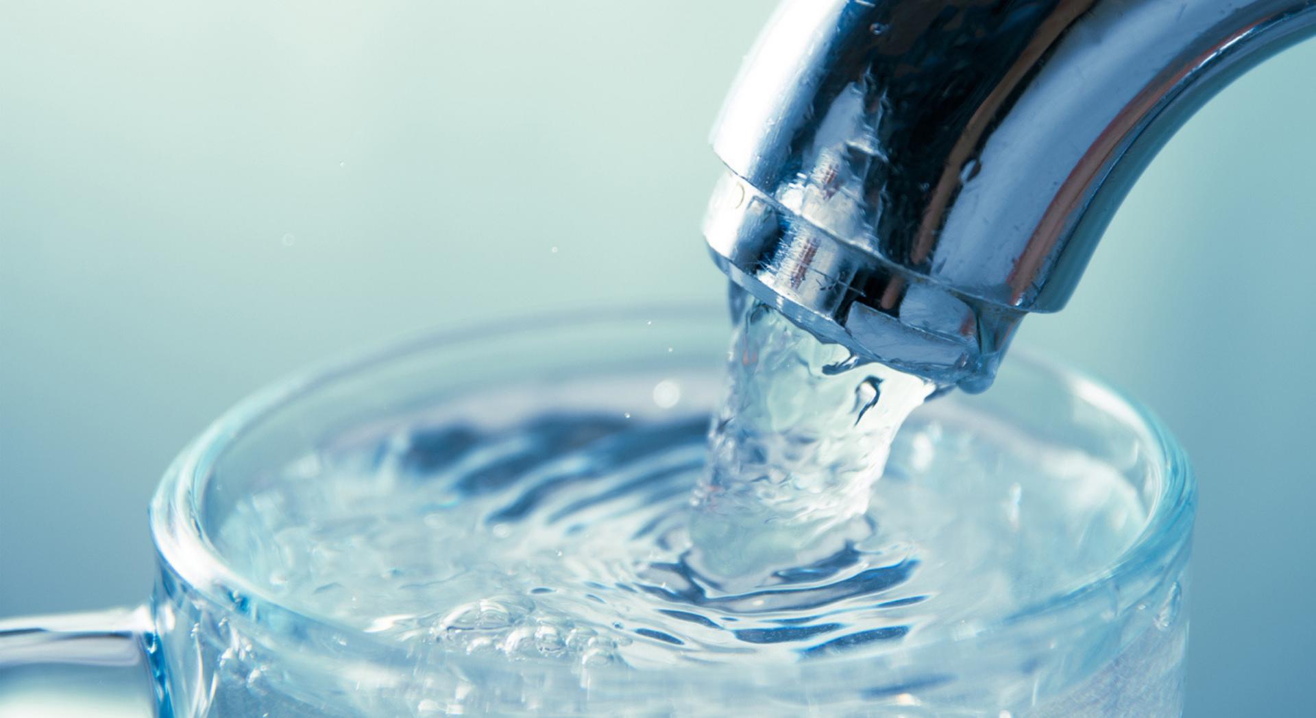 Microplastiques dans l'eau du robinet : voici le geste simple qui en piégerait la majorité