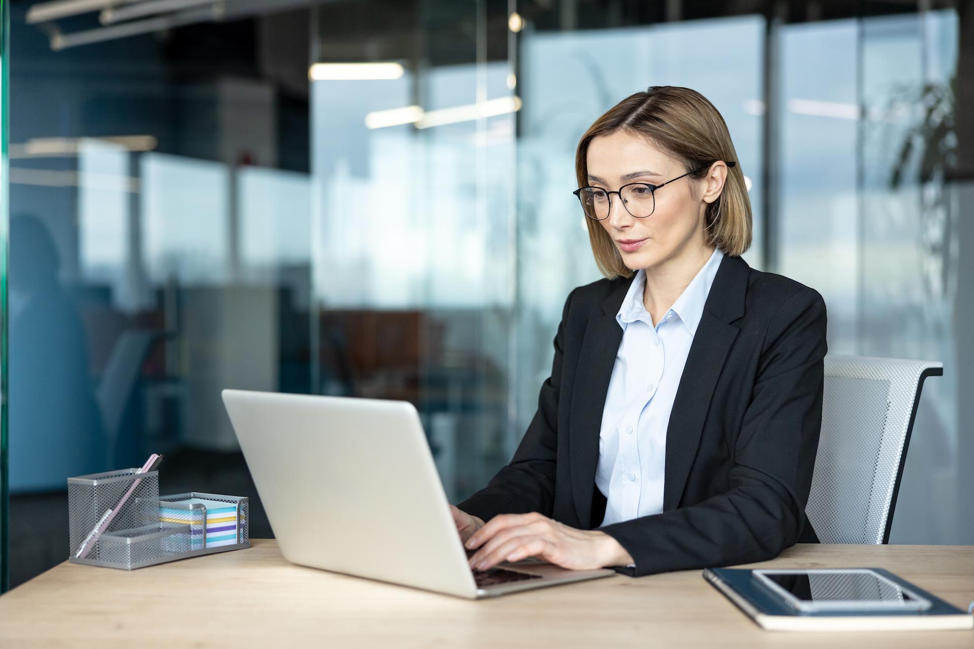 Vous travaillez voûté devant un écran ? Votre dos n’est pas le seul à subir cette posture
