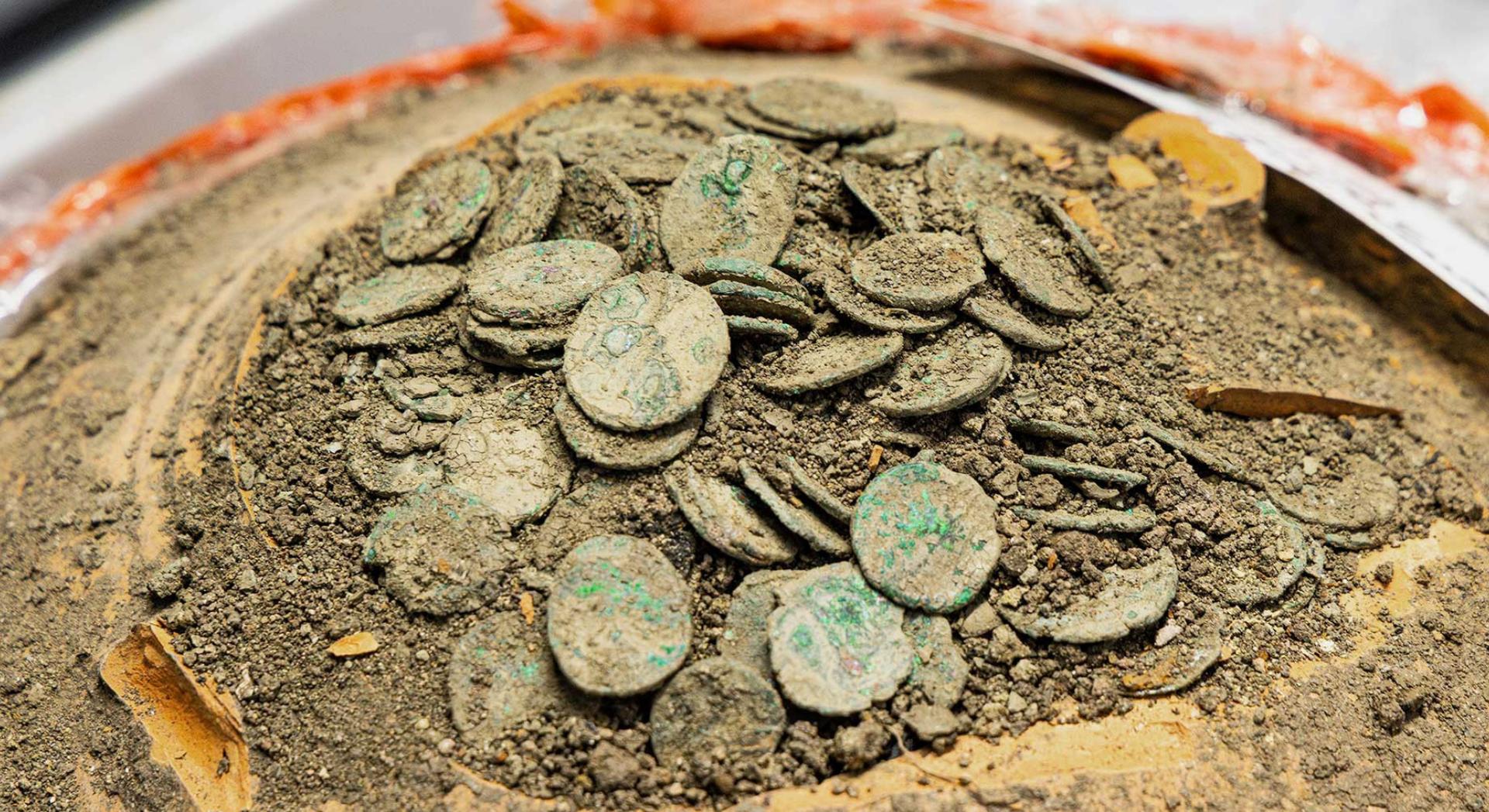 Pourquoi 40 000 pièces romaines étaient-elles cachées sous ce village français depuis 1 800 ans ?