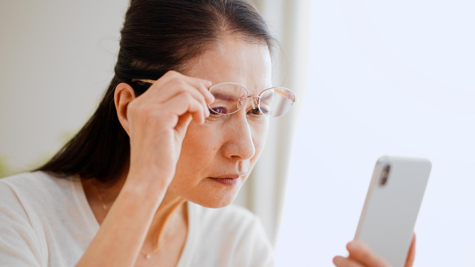 Presbytie : ces gouttes promettent jusqu’à 10 heures de vision nette de près, sans lunettes !