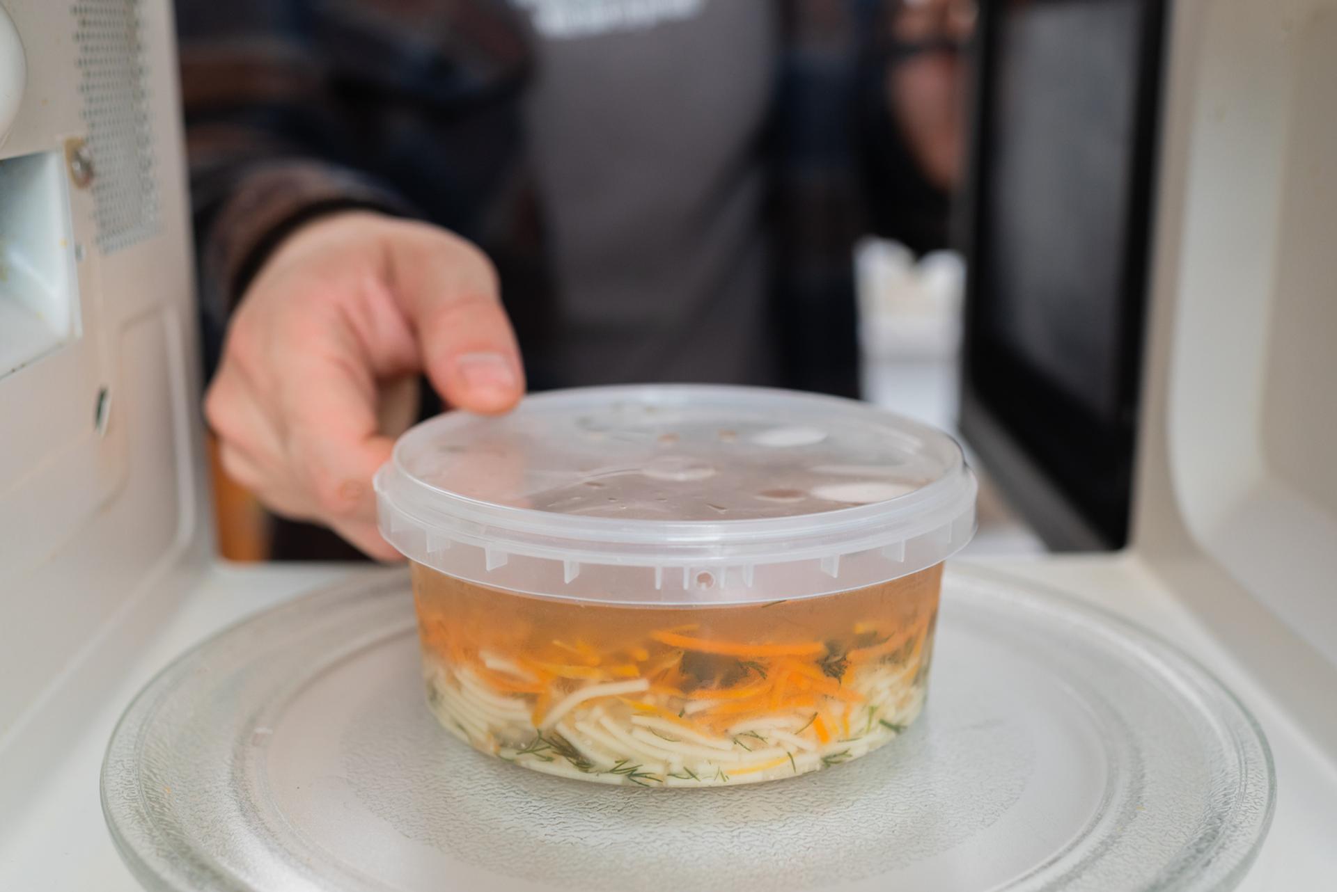 Comment les microplastiques attaquent le cerveau : les chercheurs lèvent le voile sur ce danger invisible