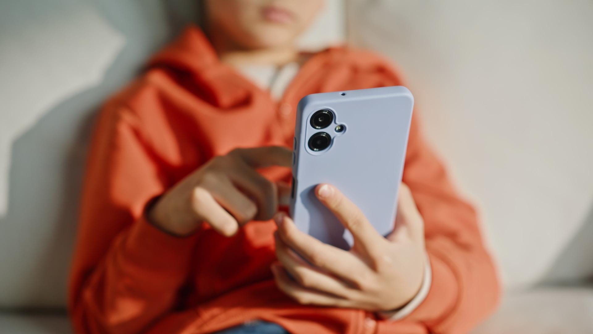 Votre enfant réclame les réseaux sociaux avant 15 ans ? Ce que cela peut changer pour ses notes