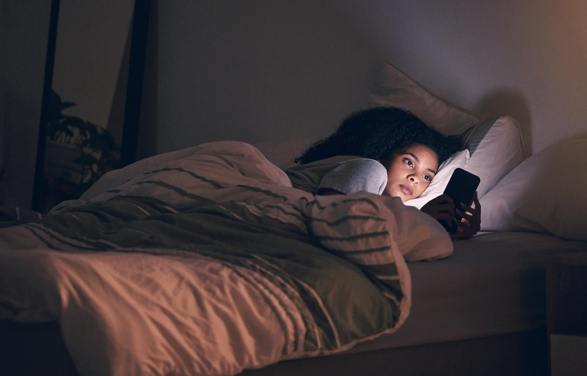 Consulter son smartphone entre 23 h et 1 h pourrait être plus risqué qu’on ne le pense : voici pourquoi