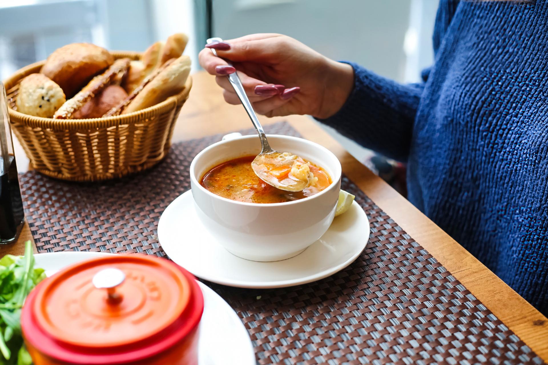 Manger uniquement une soupe le soir : bonne idée ou erreur nutritionnelle ?