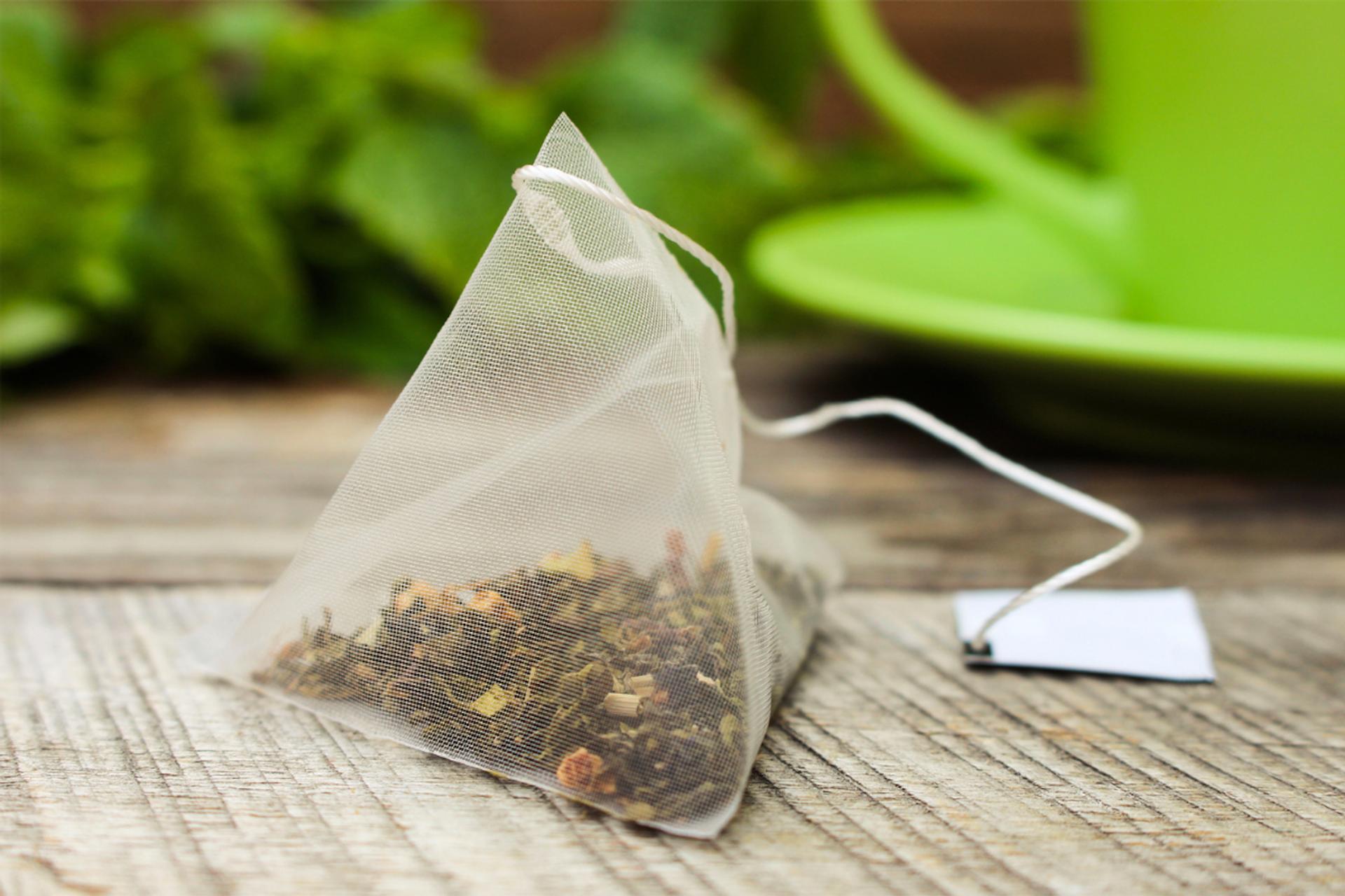 Des milliards de particules dans votre tasse : le danger insoupçonné du thé en sachet