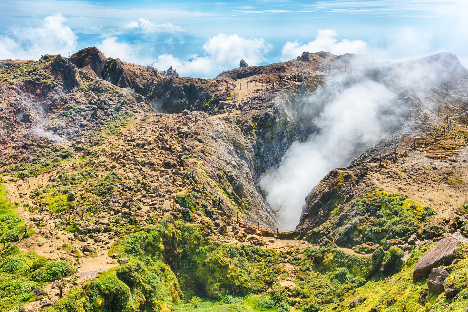 Saumures magmatiques : le trésor caché des volcans antillais ?