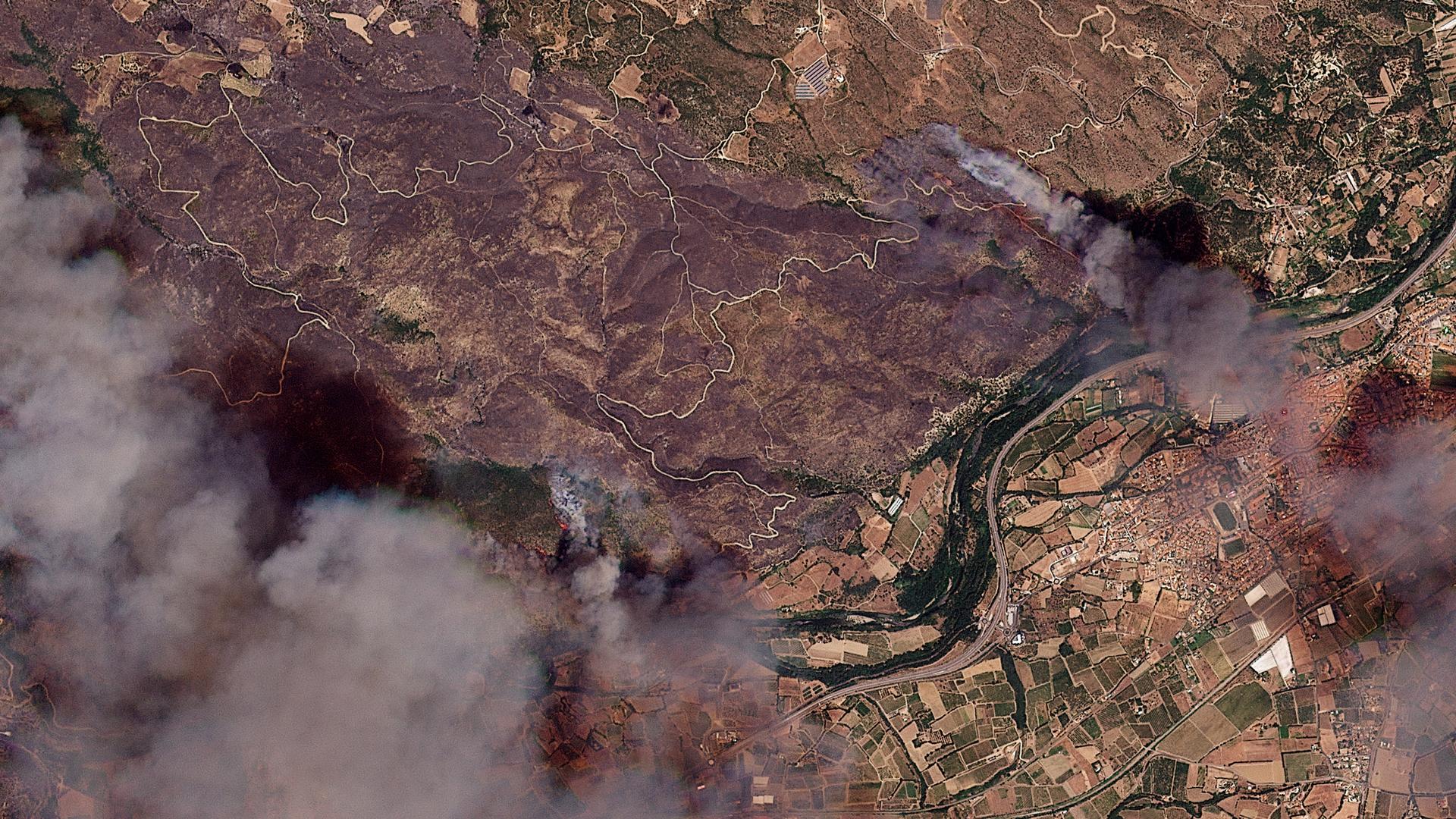 Départs de feu, évacuations, indemnisations : comment les satellites font bien plus que révéler l'ampleur des incendies