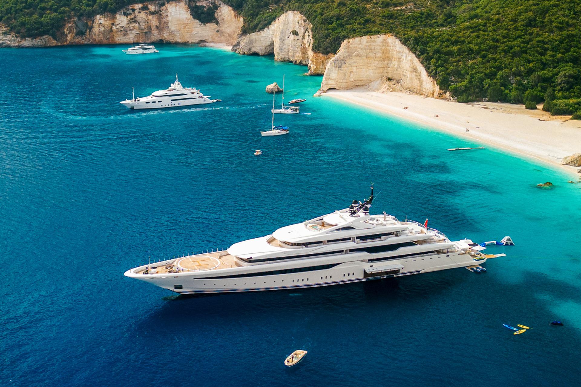 Ce yacht à 600 millions qui a gaspillé des tonnes de gazole juste pour rester « frais »