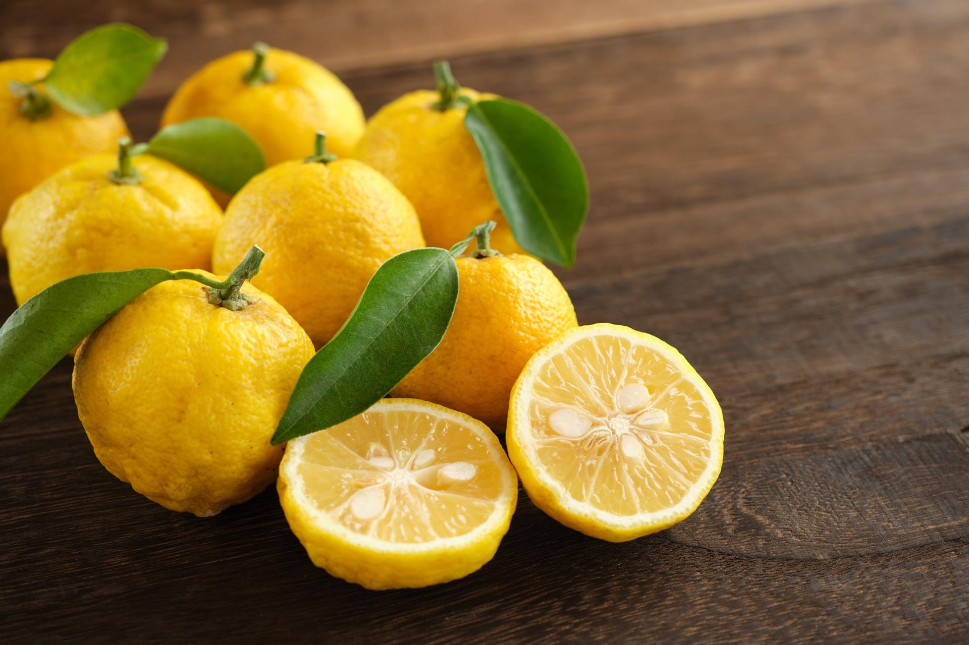 Qu'est-ce que le yuzu, ce citron japonais au parfum unique que les chefs adorent ?