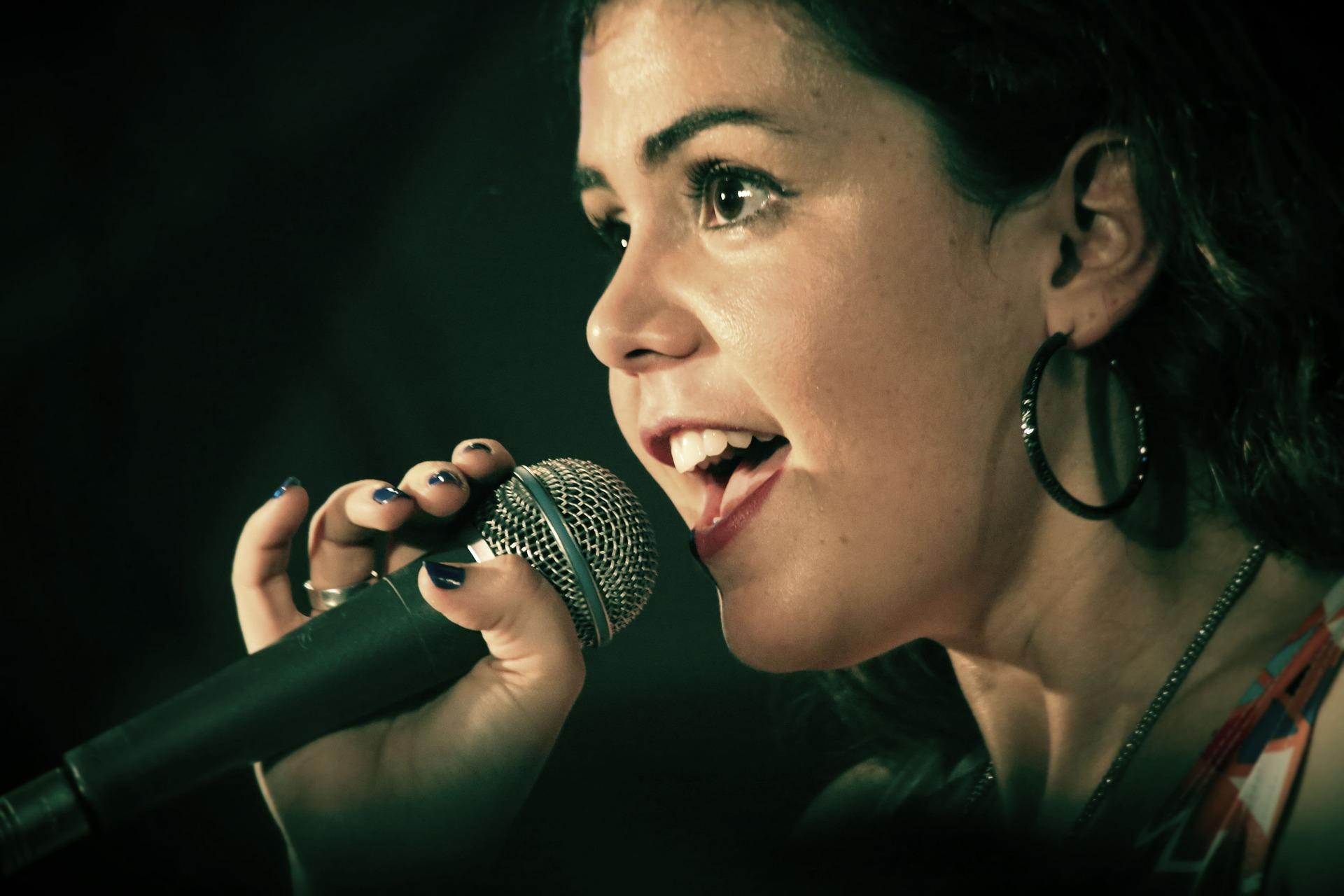 Chanson Singer Vous en rêviez, Google l'a fait : fredonnez une chanson et il vous la ...