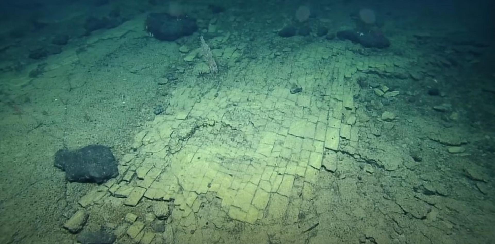 Un étrange chemin pavé découvert au fond de l'Océan