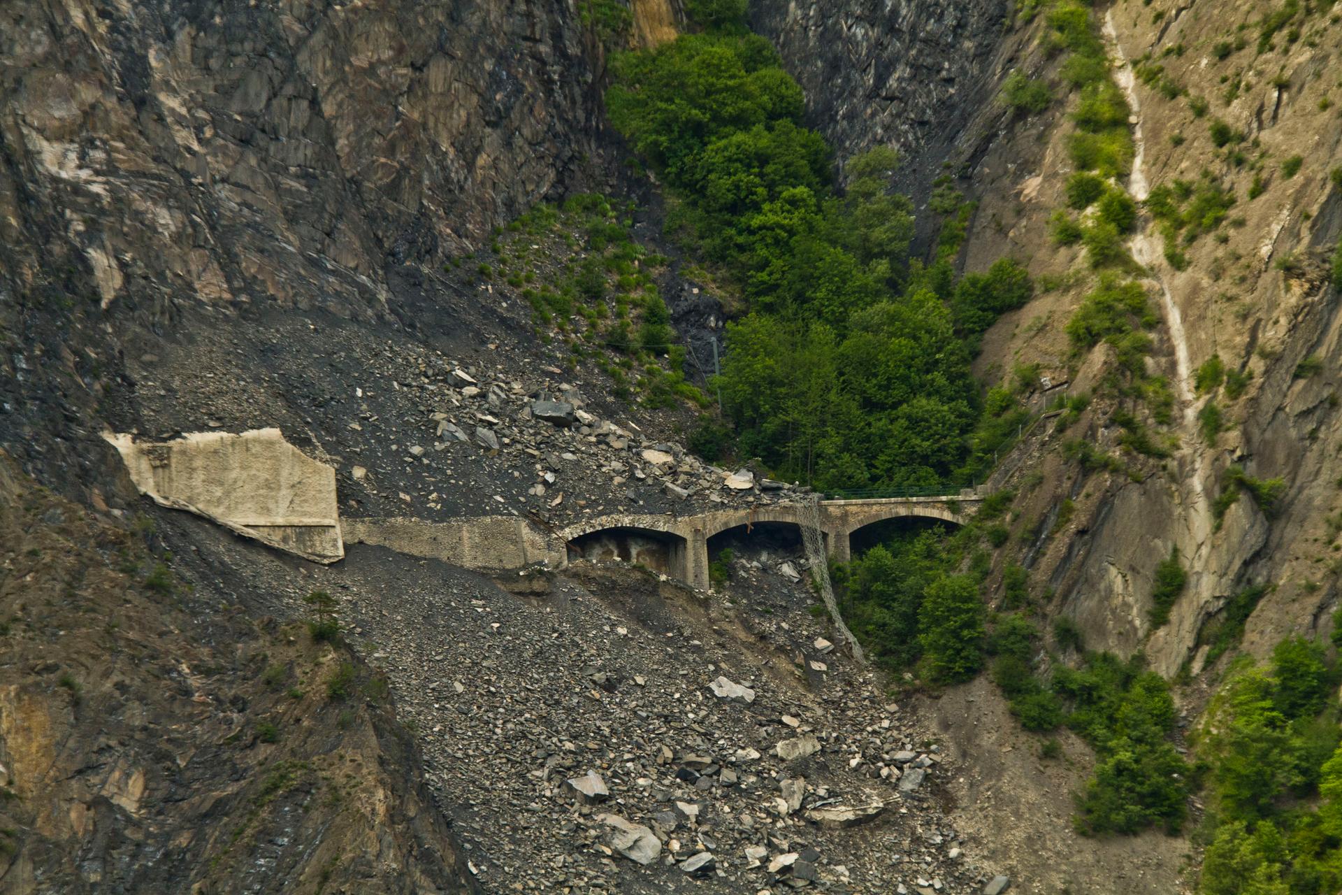 Une montagne peut-elle prévenir avant de s'effondrer ? Des chercheurs découvrent un indice inattendu : écouter les rochers !
