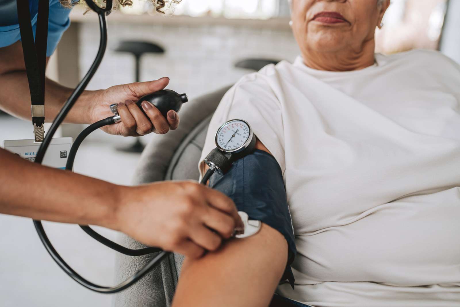 Hypertension : pourquoi les femmes résistent mieux avant la ménopause ?