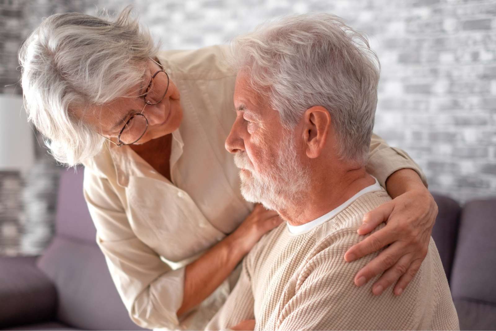 « Ne le forcez pas à se souvenir » : ce qui aide vraiment un proche Alzheimer