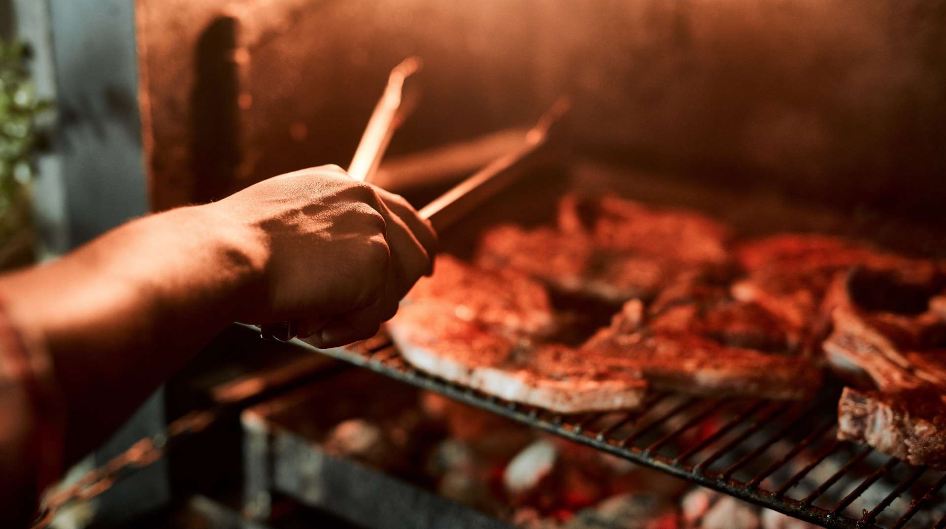 Plus de protéines dans l’assiette ? La nouvelle pyramide alimentaire de Robert F. Kennedy Jr. fait réagir les experts