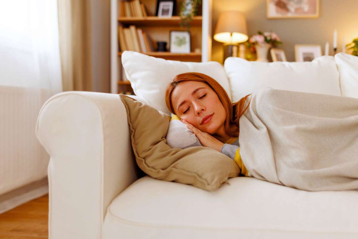 Voici pourquoi cette micro-sieste sur le canapé provoque insomnies et stress