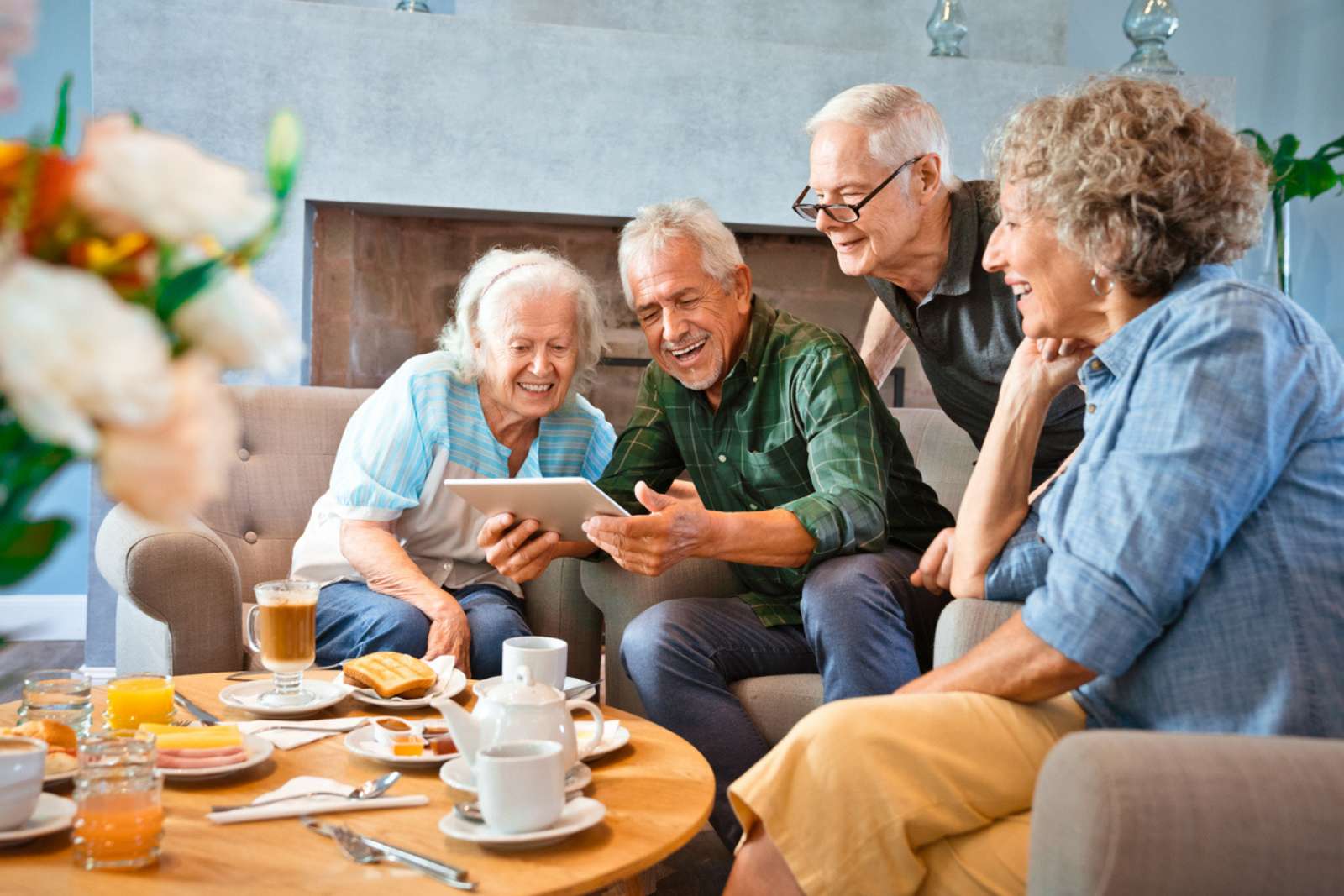 Alzheimer : les chercheurs découvrent un lien inattendu entre risque génétique et vie sociale