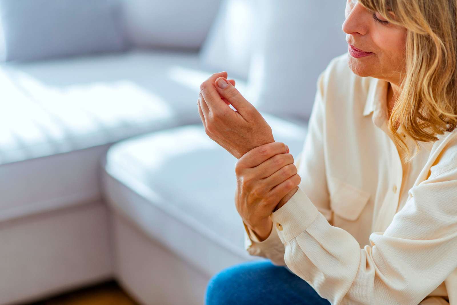 « Je n’y croyais pas » : cette huile essentielle a changé la vie de milliers de femmes souffrant d’arthrose