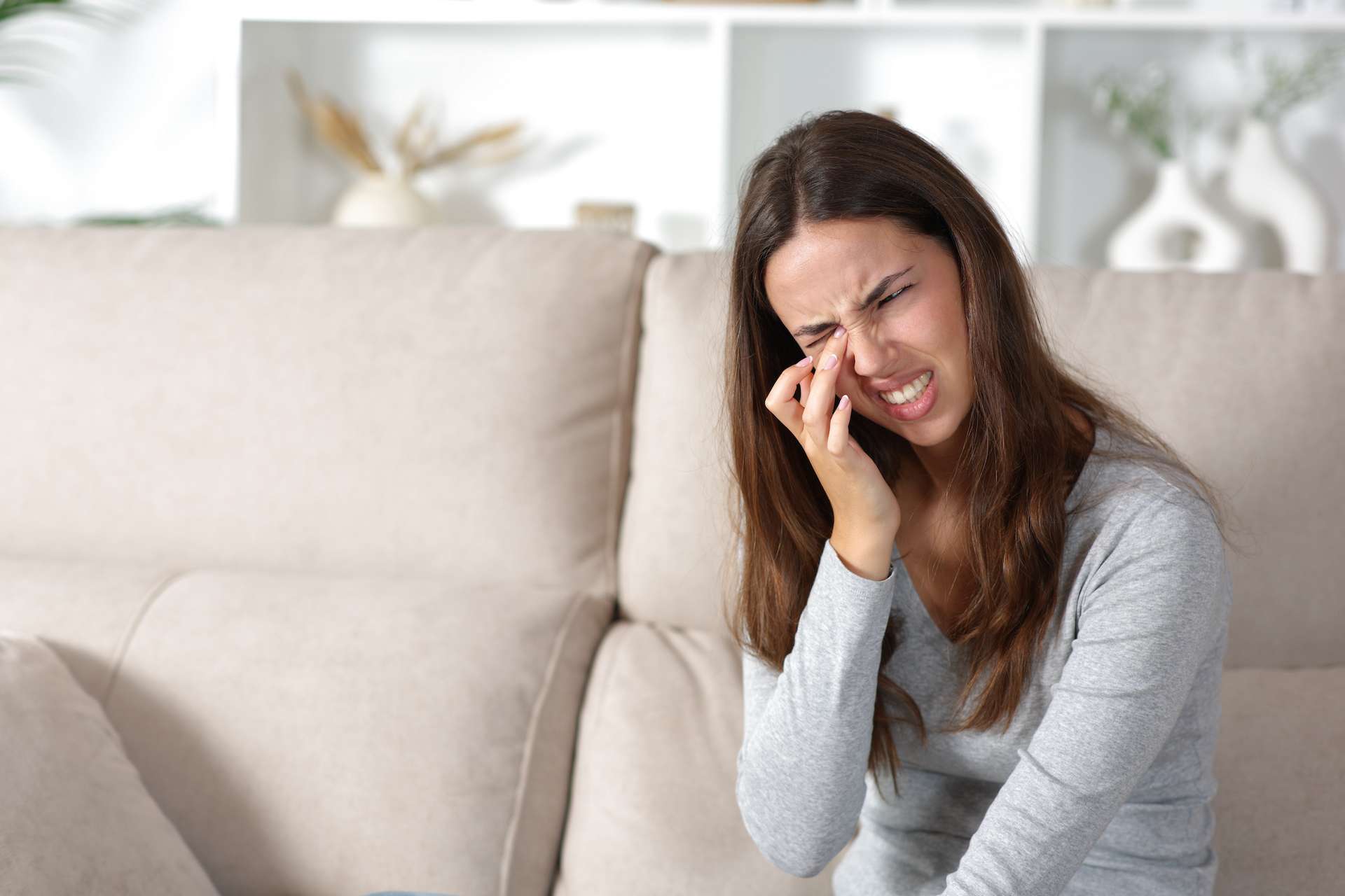 Patient bizarre : elle a l’impression d’avoir un corps étranger dans l’œil, ce que les médecins découvrent à l’intérieur les laissent sans voix