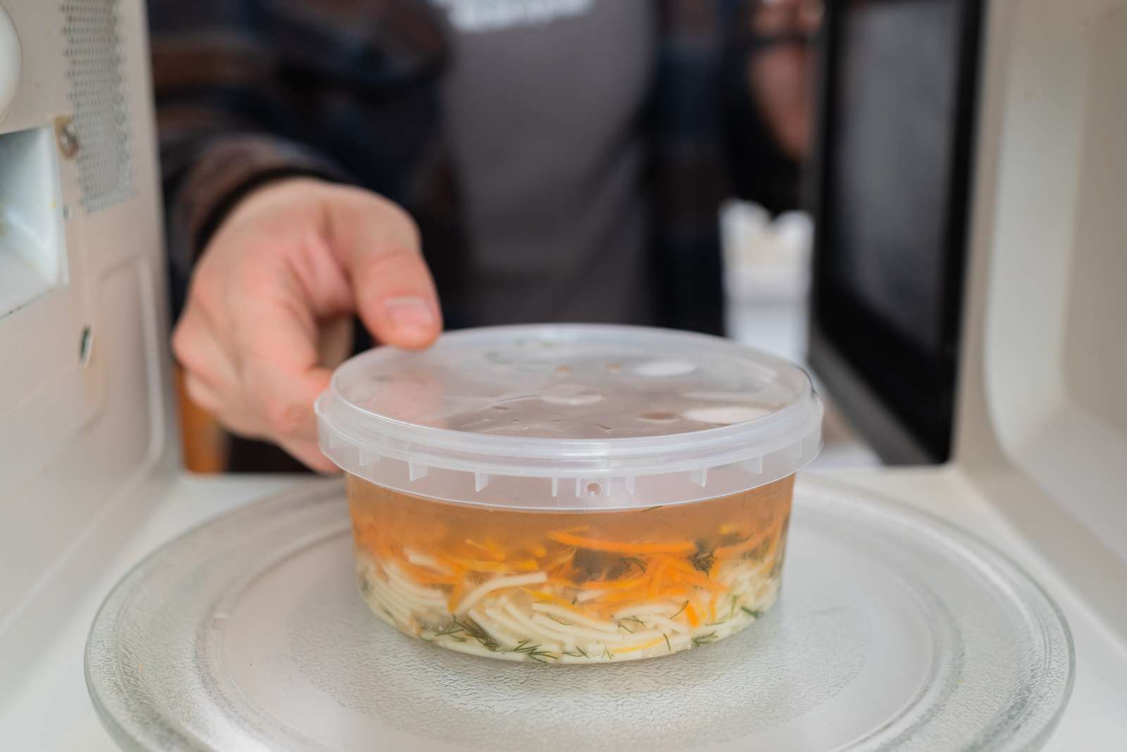 Comment les microplastiques attaquent le cerveau : les chercheurs lèvent le voile sur ce danger invisible