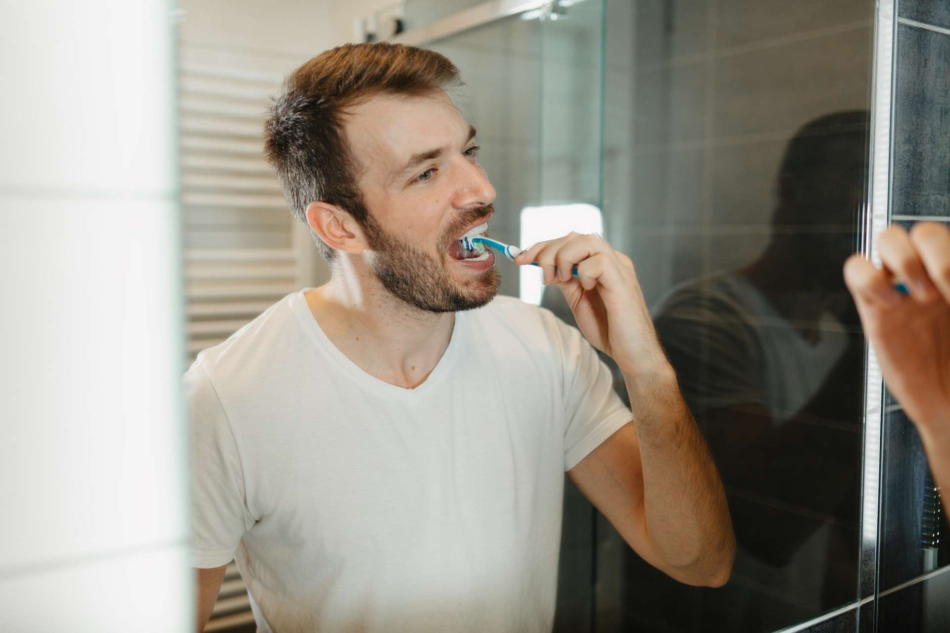 Patient bizarre : un homme de 50 ans a failli mourir après s’être brossé les dents