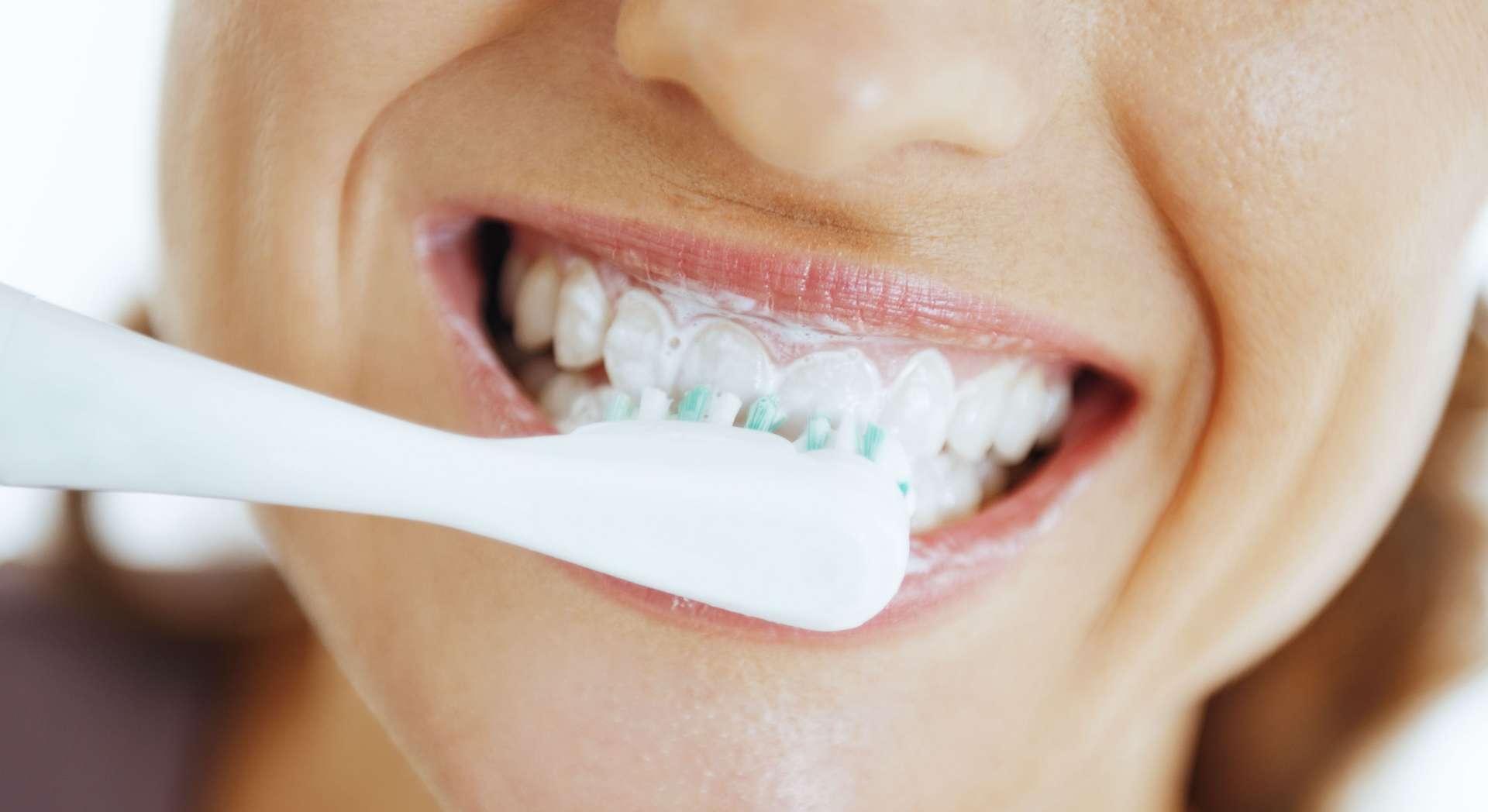 Surprise : des scientifiques ont trouvé une piste pour blanchir les dents à la maison sans abîmer l’émail