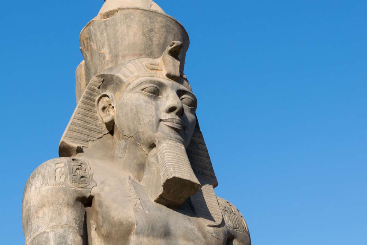 Séparé en deux moitiés pendant 94 ans, voici l'extraordinaire colosse de Ramsès II enfin reconstitué
