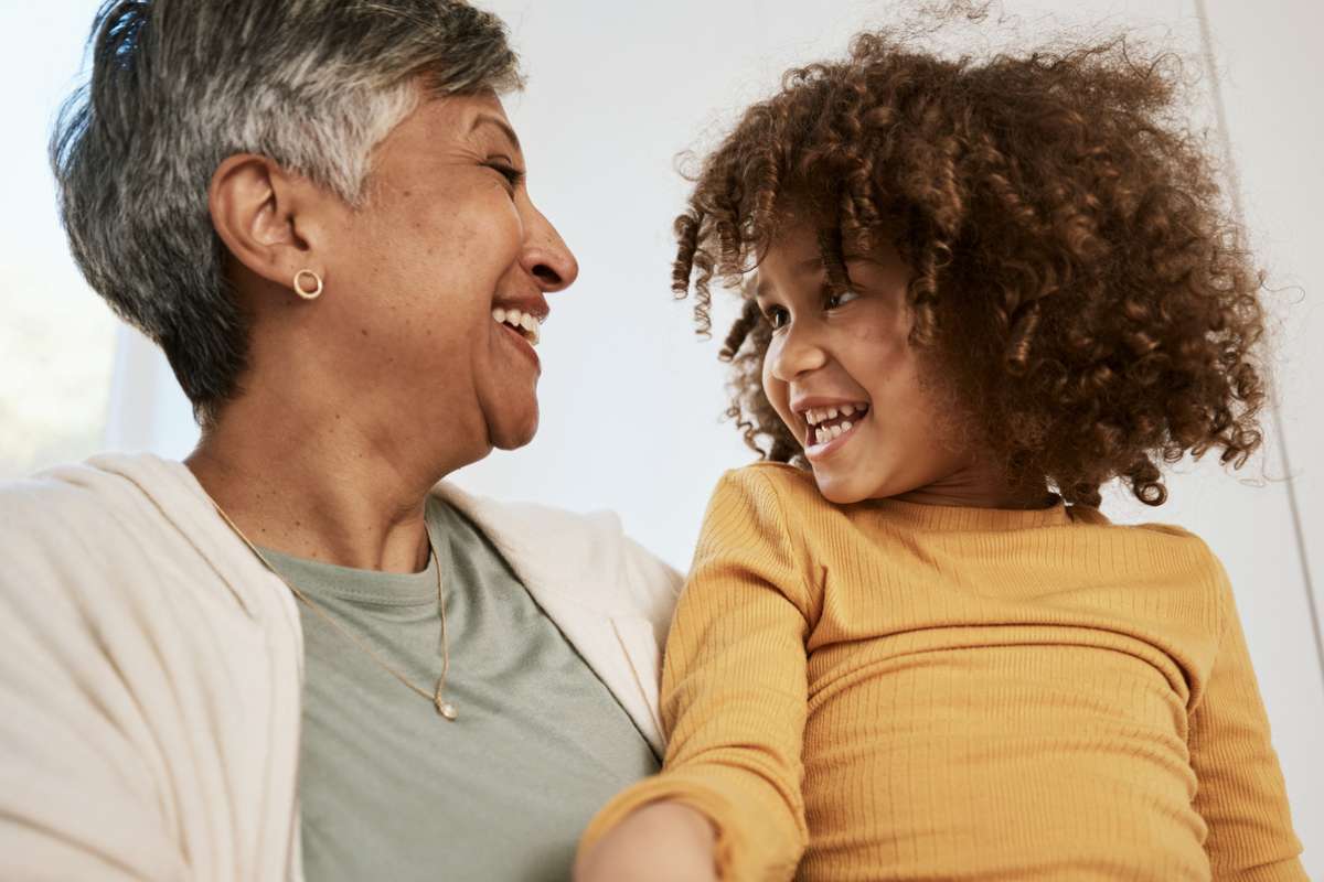 Ce que le cerveau d’une grand-mère fait face à ses petits-enfants intrigue les scientifiques