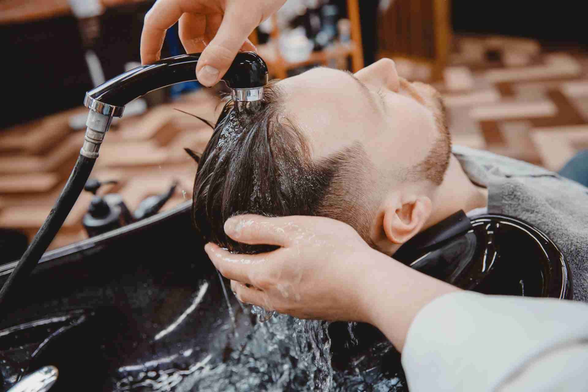 Le « syndrome du coiffeur » : ce risque rare mais réel d'AVC que peu de gens connaissent