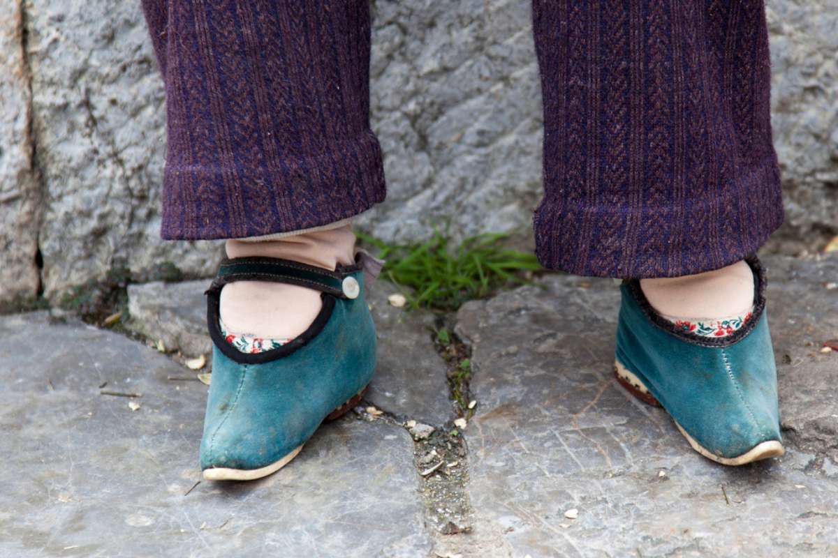 Ces « lotus shoes » révèlent une pratique extrême qui a marqué des générations de femmes