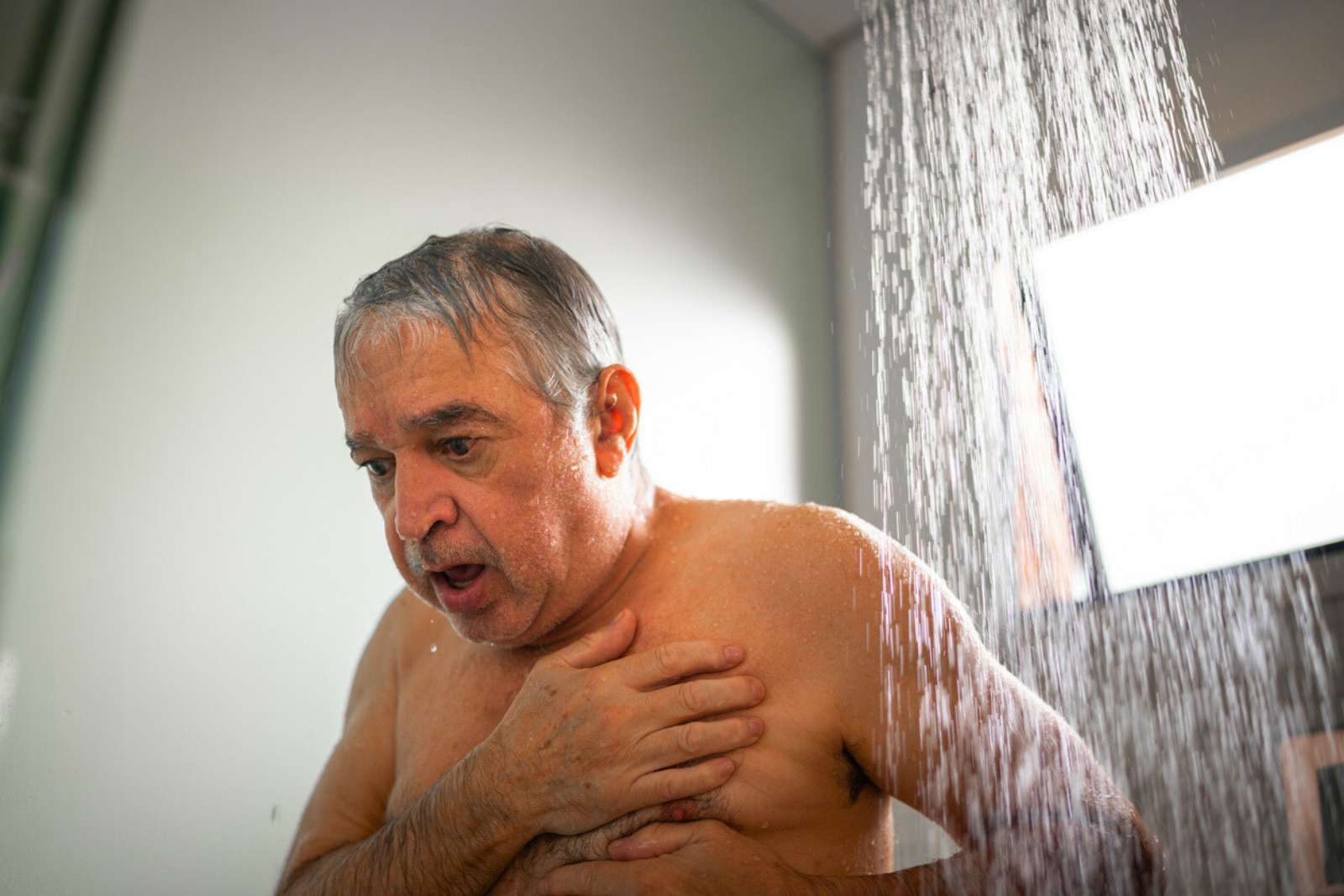 Après 65 ans, cette habitude d’hygiène pourrait fragiliser votre peau sans que vous le sachiez