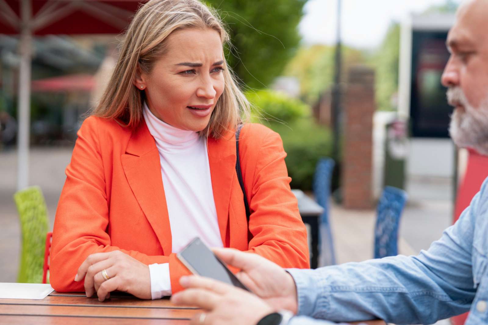 Avant la mémoire, la bouche : ce signal précoce d’Alzheimer que la science explore