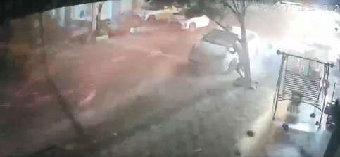 Tornade, boule de feu, et chute d'arbre : cet homme a vécu une triple catastrophe météo en 15 secondes !