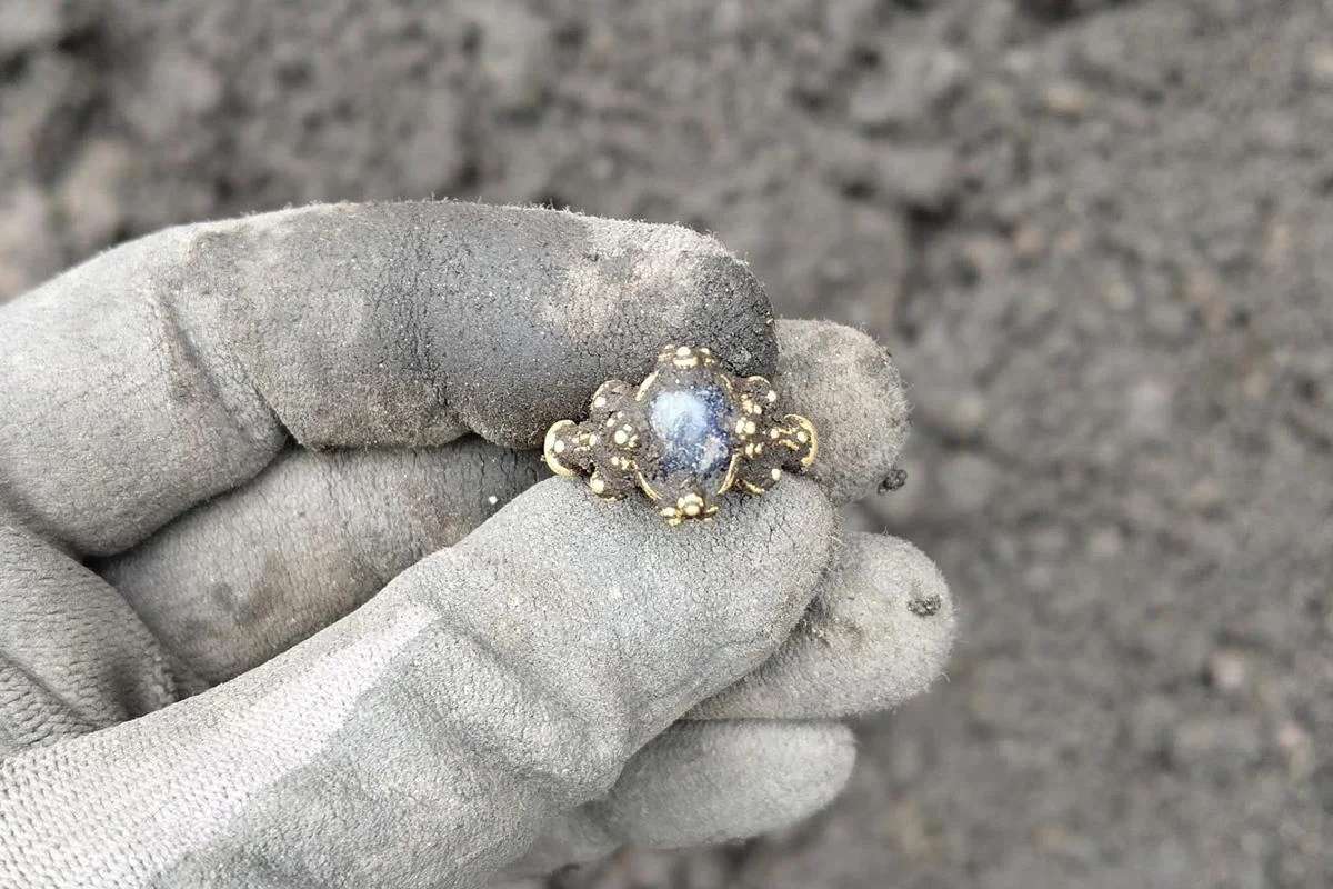Voici ce que cette bague médiévale retrouvée en Norvège révèle sur les croyances de l'époque