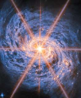 Cette image à couper le souffle du télescope James-Webb montre une galaxie au cœur presque aveuglant