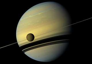 Le télescope James-Webb détecte sur Titan et Pluton un indice qui ne correspond à aucune molécule connue