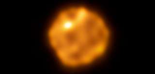 Cette image révèle Bételgeuse dans des détails inédits : une surface bouillonnante et une anomalie qui défie les astronomes