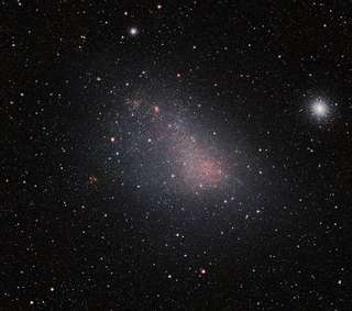 Quelque chose déforme cette galaxie depuis des milliards d’années, et les astronomes le voient enfin