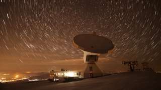 Un amas géant, caché par la poussière, vient d’être découvert aux confins du cosmos et dérange les modèles actuels