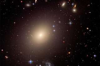 Comparée à ce monstre galactique, notre Voie lactée est une galaxie naine !