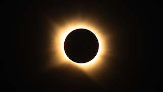 Le Soleil s’est éclipsé, puis les étoiles ont filé : retour en images sur une nuit complètement folle